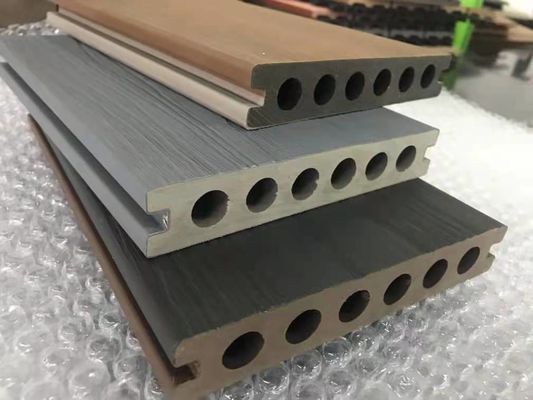 กันน้ำกันลื่นกลางแจ้ง WPC Decking พื้นไม้โอ๊ควิศวกรรม