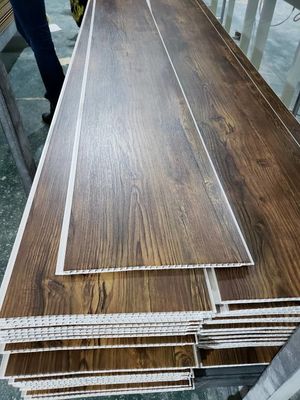 แผ่นฝ้าเพดานตกแต่ง PVC ทนไฟผนังพลาสติกสำหรับห้องน้ำในบ้าน