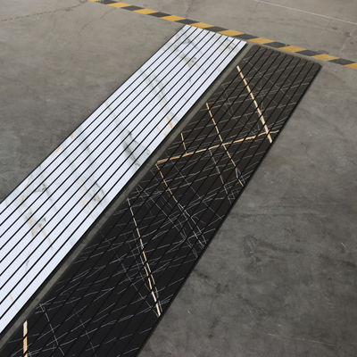 แผงเพดาน PVC ตกแต่งบ้านสมัยใหม่ เป็นแผงผนัง 3D Texture PVC Wall Panel สำหรับห้องนั่งเล่น ห้องนอน ผนังเด่น