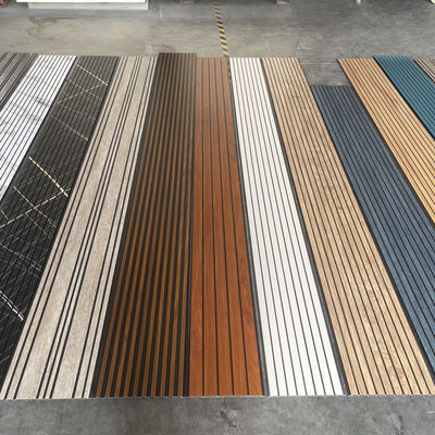 พานลวดเพดาน PVC 3 มิติที่ลวดลายสําหรับตกแต่งผนัง พานลวดผนังที่ทันสมัย พื้นผิวที่มีเนื้อเยื่อ พานลวดผนัง PVC ปกปิดที่สะอาดง่าย