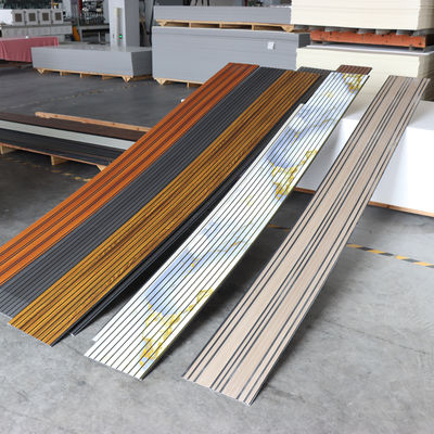 พานลวดเพดาน PVC 3 มิติที่ลวดลายสําหรับตกแต่งผนัง พานลวดผนังที่ทันสมัย พื้นผิวที่มีเนื้อเยื่อ พานลวดผนัง PVC ปกปิดที่สะอาดง่าย