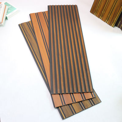 พานลวดเพดาน PVC 3 มิติที่ลวดลายสําหรับตกแต่งผนัง พานลวดผนังที่ทันสมัย พื้นผิวที่มีเนื้อเยื่อ พานลวดผนัง PVC ปกปิดที่สะอาดง่าย