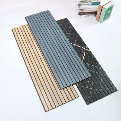 3D Pattern PVC Wall Panel การตกแต่งผนังที่ทันสมัย พื้นผิวที่มีเนื้อเยื่อสะดวกในการทําความสะอาด บอร์ดผนังสําหรับการตกแต่งผนังในบ้าน