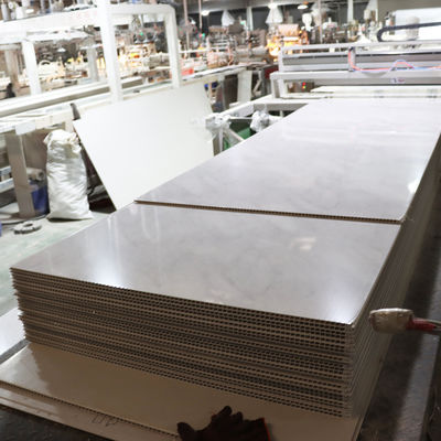 แผงห้องน้ำพลาสติกเป็นมิตรกับสิ่งแวดล้อมลายหินอ่อนสำหรับผนังภายใน วิลล่า อพาร์ตเมนต์ กันน้ำ ห้องน้ำ