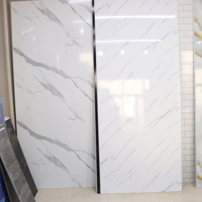 แผงอาบน้ำ PVC เพื่อความปลอดภัยแบบมีพื้นผิวกันลื่นสำหรับออกแบบห้องน้ำสำหรับครอบครัว