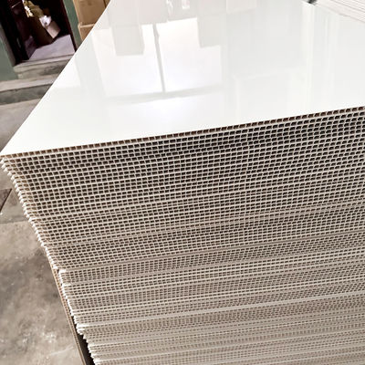 แผงอาบน้ำ PVC เพื่อความปลอดภัยแบบมีพื้นผิวกันลื่นสำหรับออกแบบห้องน้ำสำหรับครอบครัว