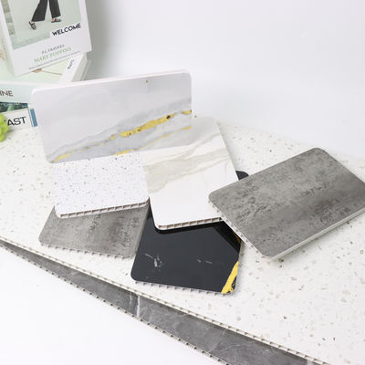 แผงอาบน้ำ PVC เพื่อความปลอดภัยแบบมีพื้นผิวกันลื่นสำหรับออกแบบห้องน้ำสำหรับครอบครัว