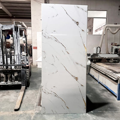 จําหน่ายเป็นจํานวนมาก 1000x2400mm PVC แผ่นผนังอาบน้ํา สําหรับโครงการก่อสร้าง