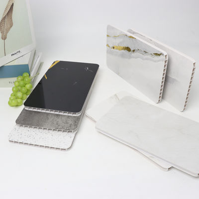 จําหน่ายเป็นจํานวนมาก 1000x2400mm PVC แผ่นผนังอาบน้ํา สําหรับโครงการก่อสร้าง