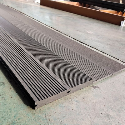 พื้นผิวผสม WPC แบบทนทานภายนอก กันน้ําสําหรับสระว่ายน้ําและทางเดินภายนอก