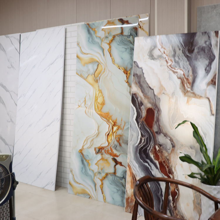 จําหน่ายเป็นจํานวนมาก 1000x2400mm PVC แผ่นผนังอาบน้ํา สําหรับโครงการก่อสร้าง